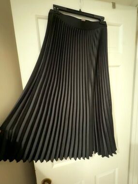 H&M Black Pleated A-Line Midi Skirt
